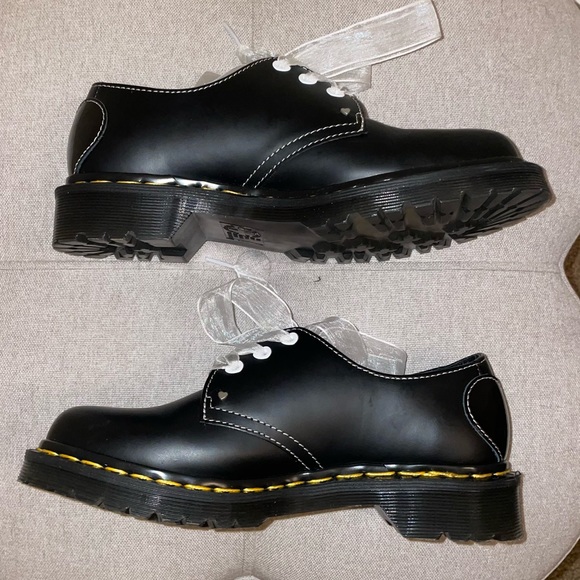 DR MARTENS 1461 HEARTS SMOOTH PATENT LEATHER WOMENS OXFORD SHOES - Picture 2 of 5